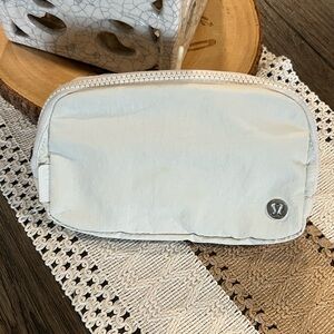 Lululemon everywhere belt bag 1L- white opal